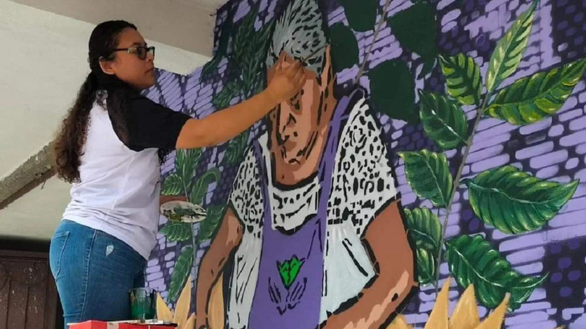 Dulce María Vásquez Soto realiza murales